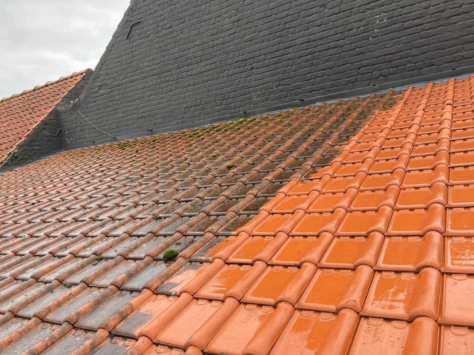 Dak tijdens de reiniging met duidelijk zichtbaar gereinigd vlak
