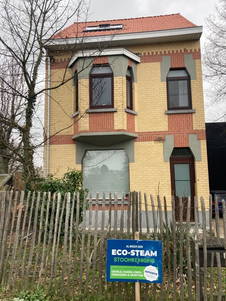 Gereinigde gevel van een herenhuis in gele baksteen