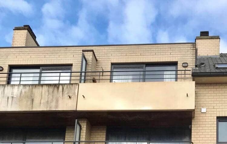 Bakstenen gevel half gereinigd