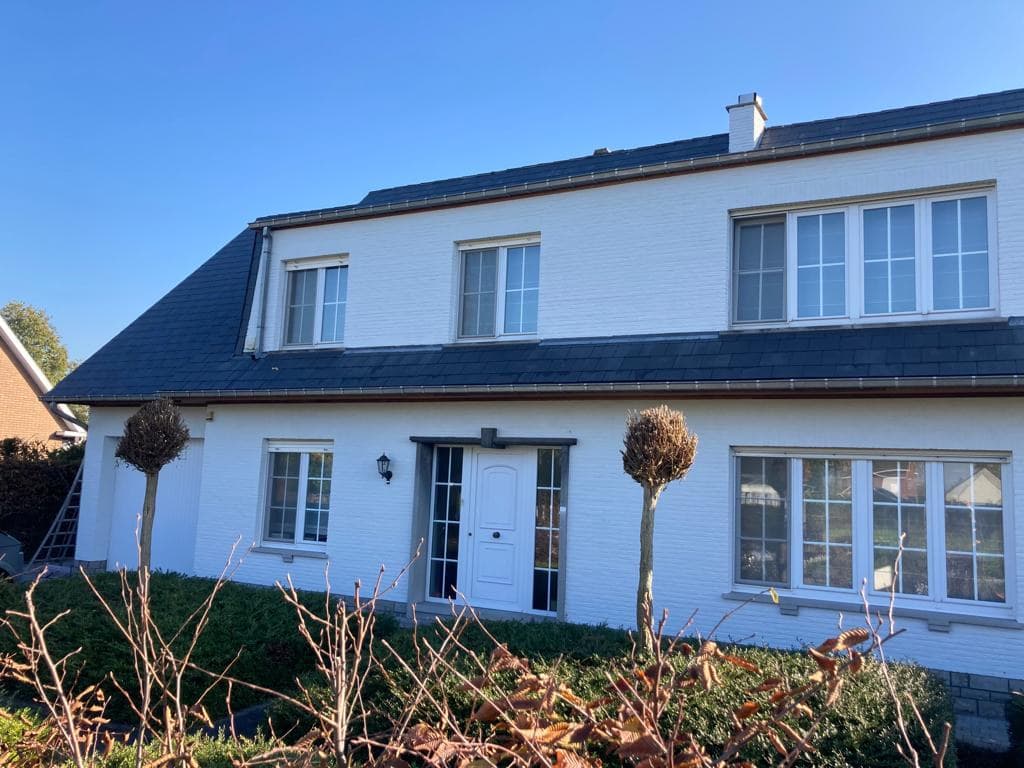 Witte woning met gereinigde gevel