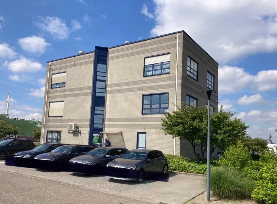 Bedrijfsgebouw met parking