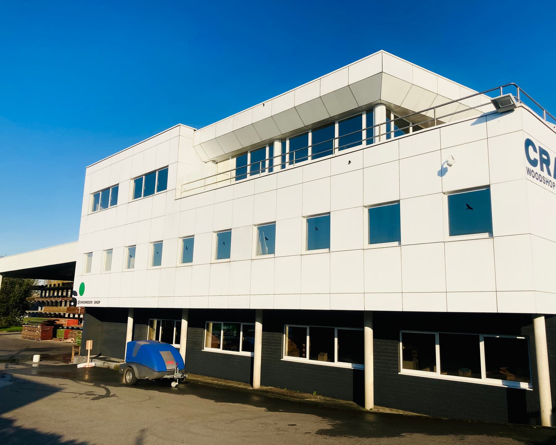 Wit bedrijfsgebouw na gevelreiniging