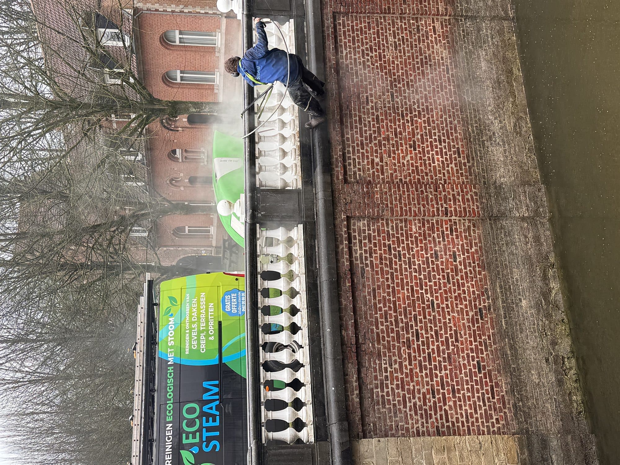 Hoogtewerker met de belettering van Eco-Steam langs een gevel
