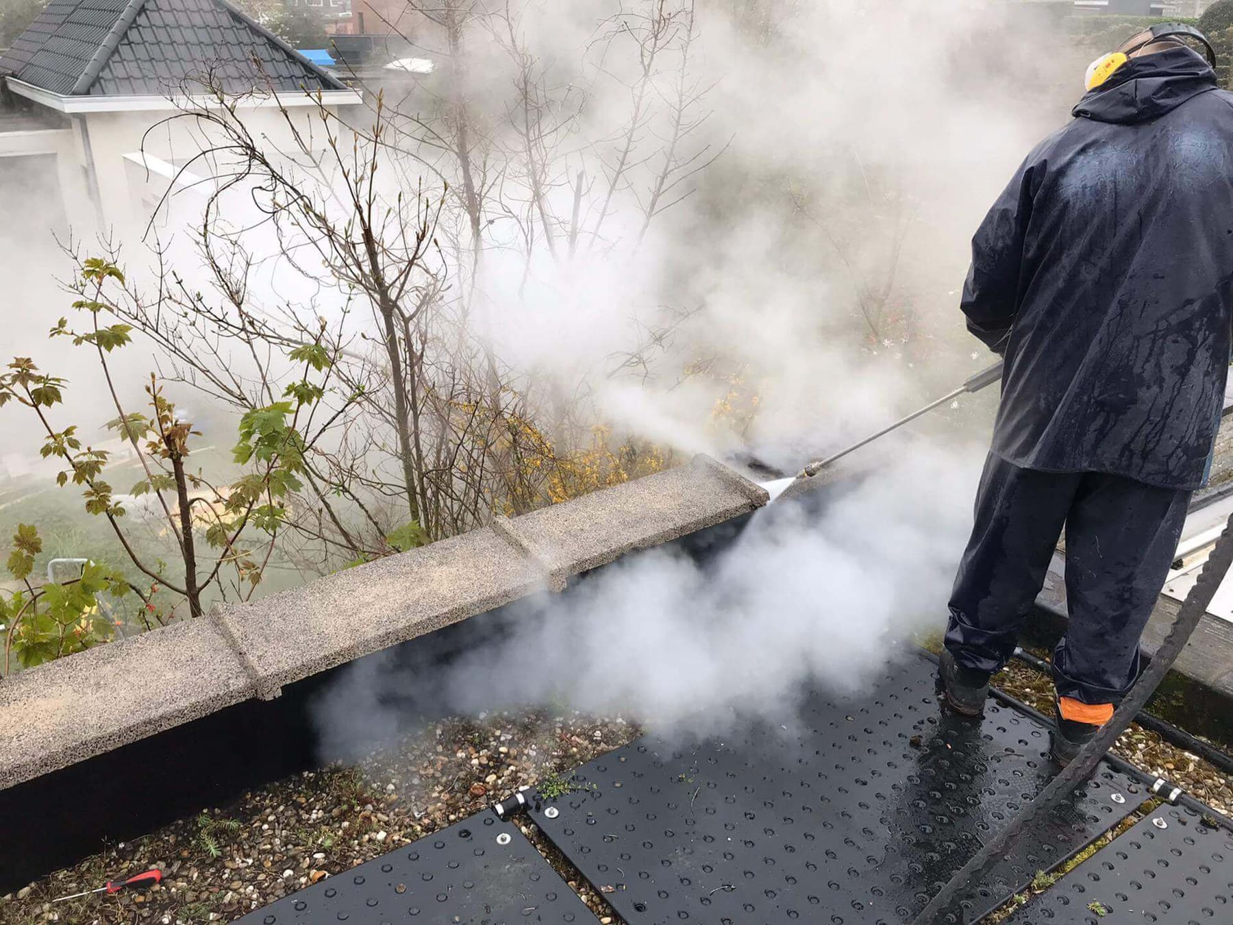 Duidelijk zichtbare stoom tijdens een reiniging door Eco-Steam
