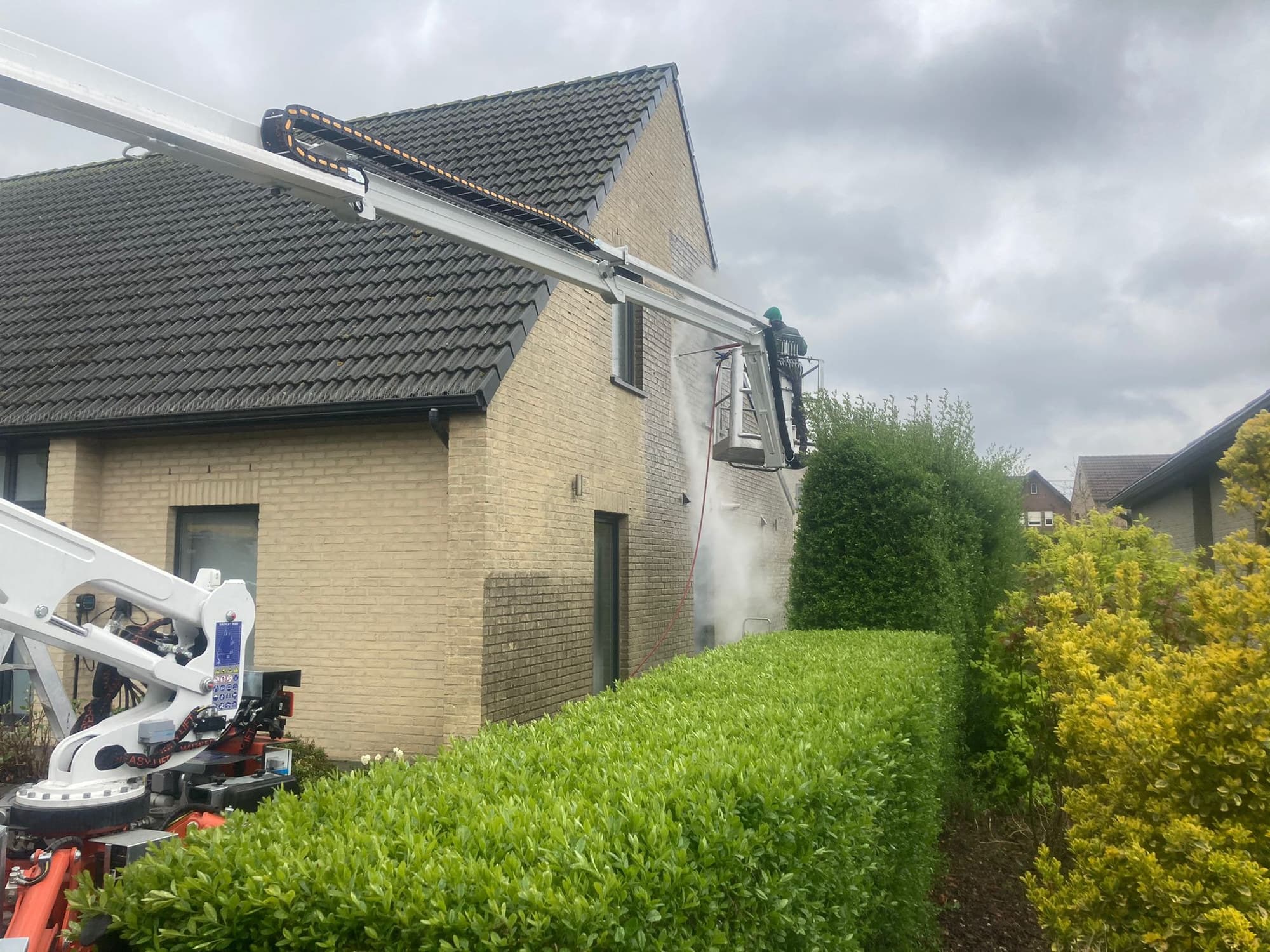 Gevelreiniging met stoom vanop een hoogtewerker