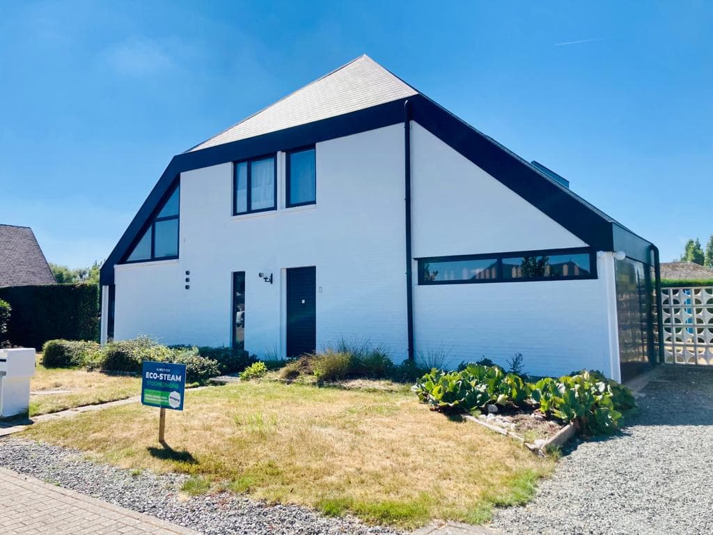 Moderne woning met gereinigde witte gevel