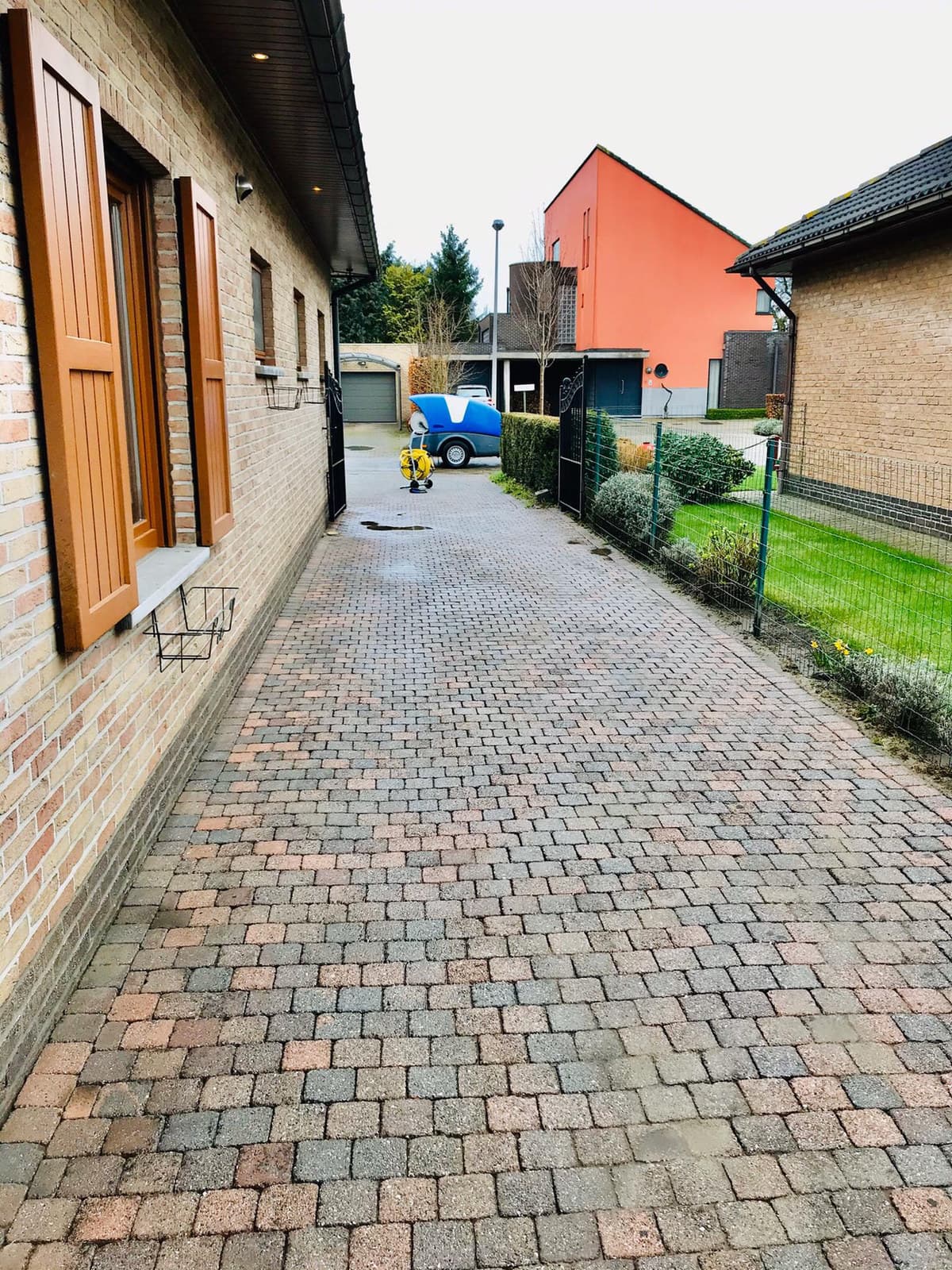 Lange gereinigde oprit in klinkers bij een landelijke woning