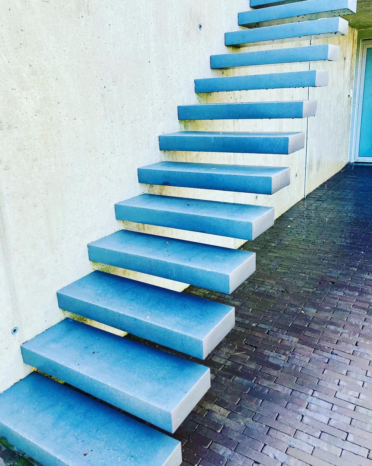 Dezelfde trap na de reiniging, met schone treden en verharding