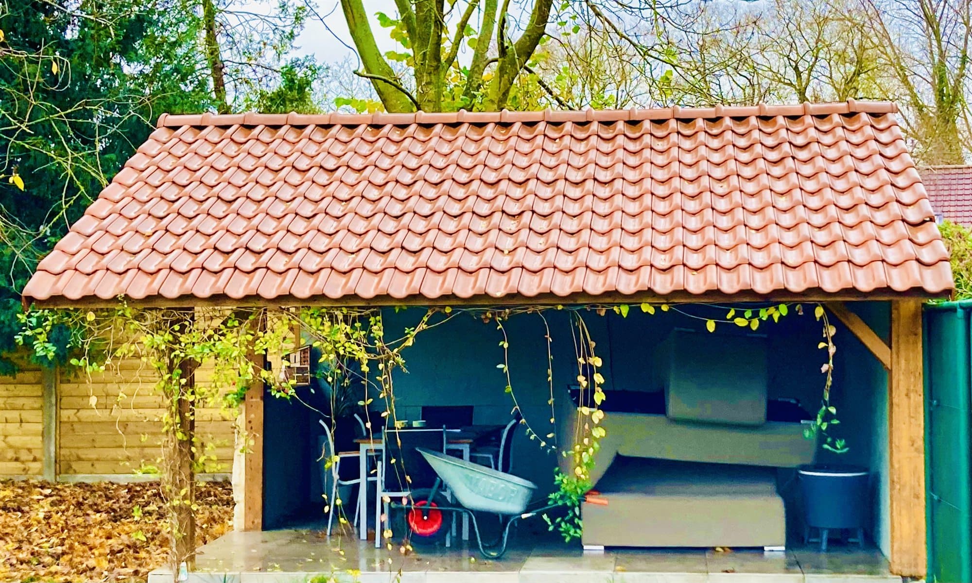 Dezelfde carport na de reiniging, met een helder oranje dak
