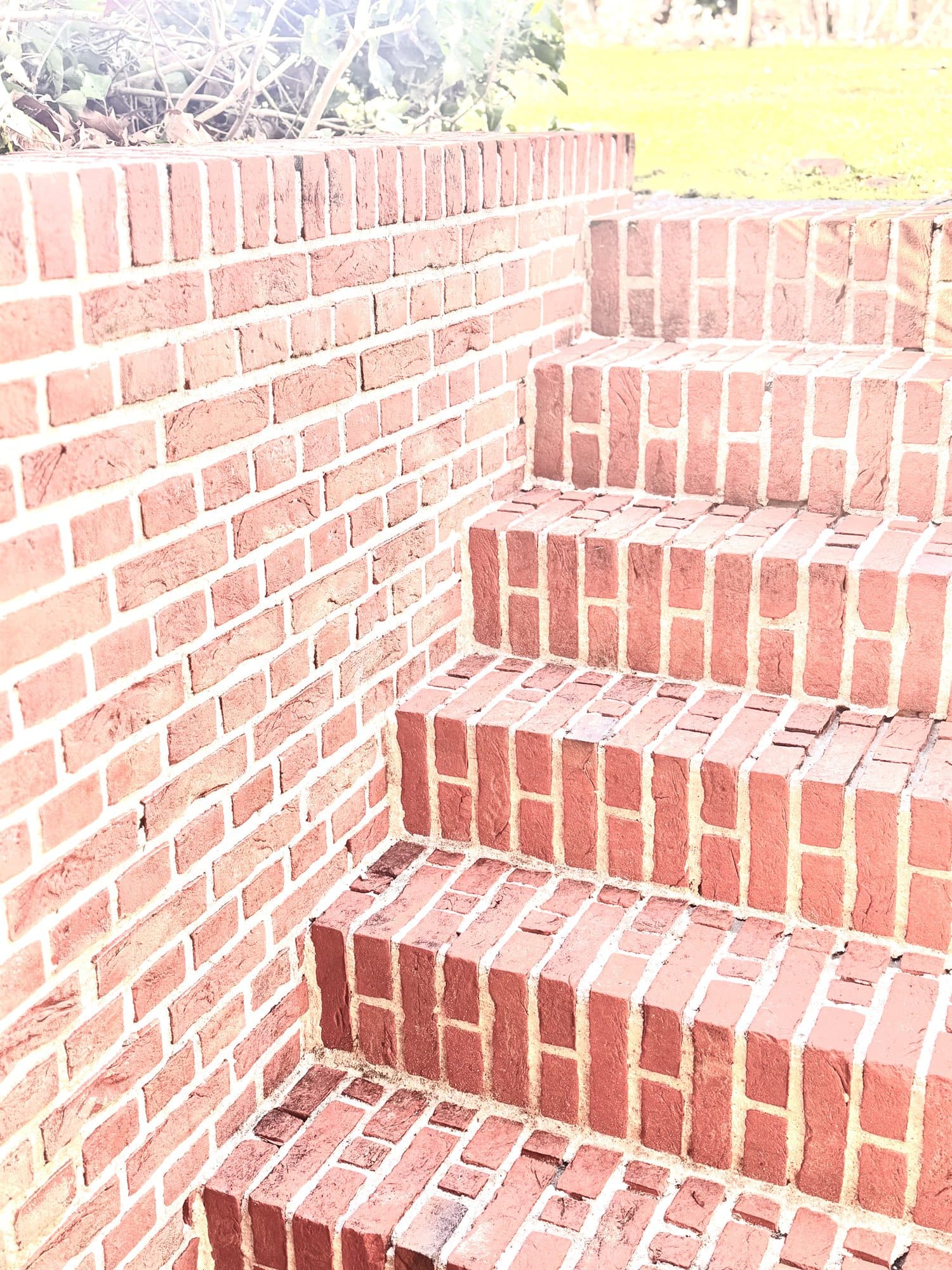 Dezelfde trap na de reiniging, met de rode baksteen weer zichtbaar