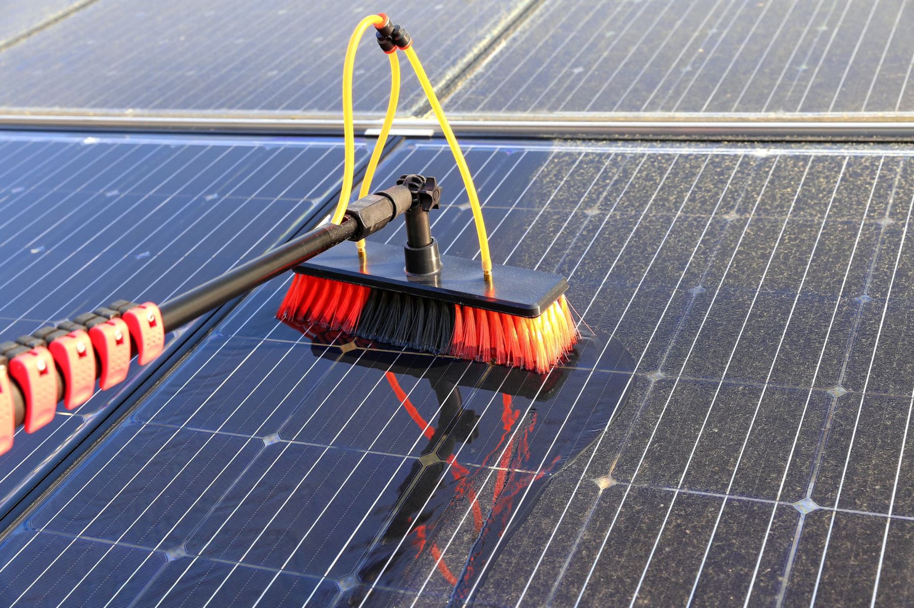 Zachte borstel op zonnepanelen tijdens reiniging met osmosewater